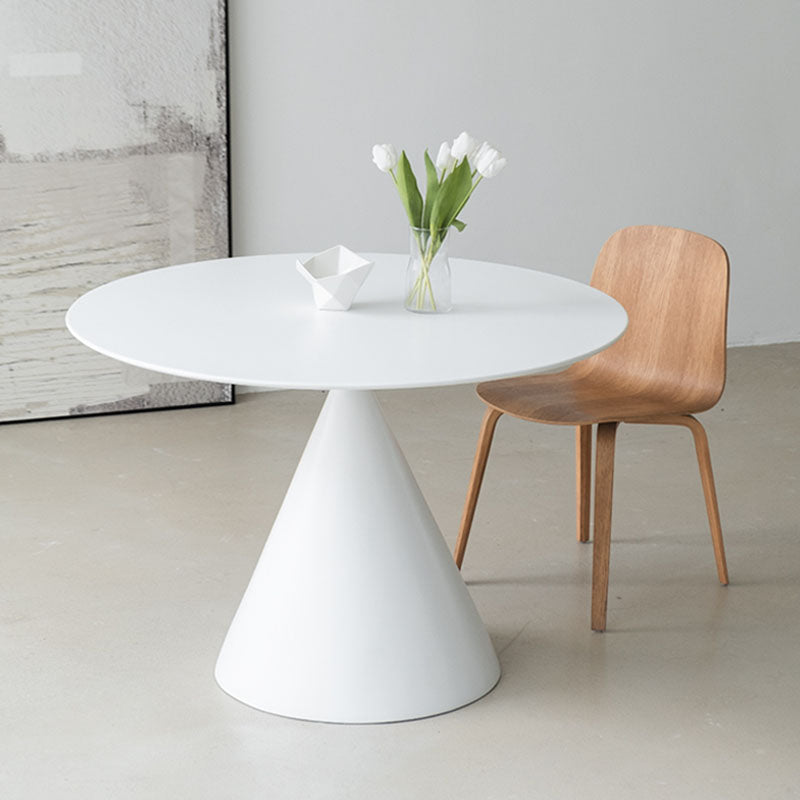 Calvin Cone Round Dining Table, Black｜Rit Concept